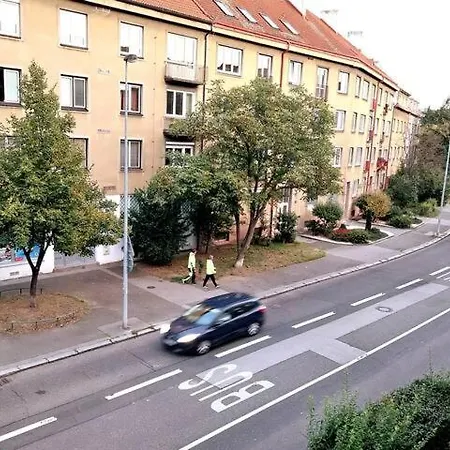 Jeden Uzamykatelny Pokoj V Soukromi, Byt Sdileny, Sleva Rekonstrukce V Byte Nad Pokojem Pres Den Pondeli Az Sobota Prag