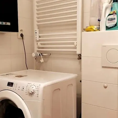 Rum i privatbostad Jeden Uzamykatelny Pokoj V Soukromi, Byt Sdileny, Sleva Rekonstrukce V Byte Nad Pokojem Pres Den Pondeli Az Sobota *